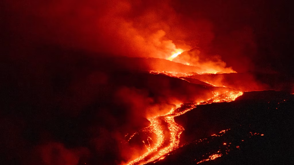 La erupción del Etna obliga a cerrar el aeropuerto de Catania y la ceniza llega a Malta