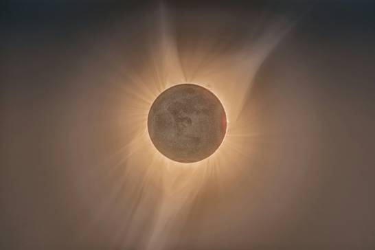La otra sombra del eclipse: un test de estrés para la red eléctrica por el riesgo de apagón