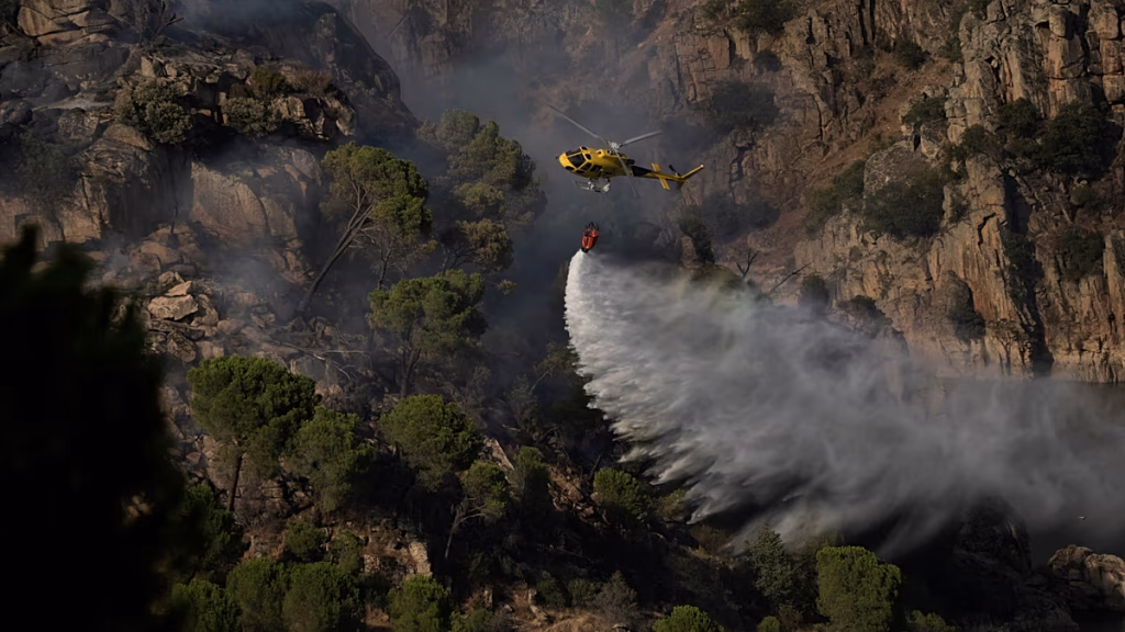 La UME despliega 26 medios aéreos para combatir el incendio de Las Hurdes (Cáceres)