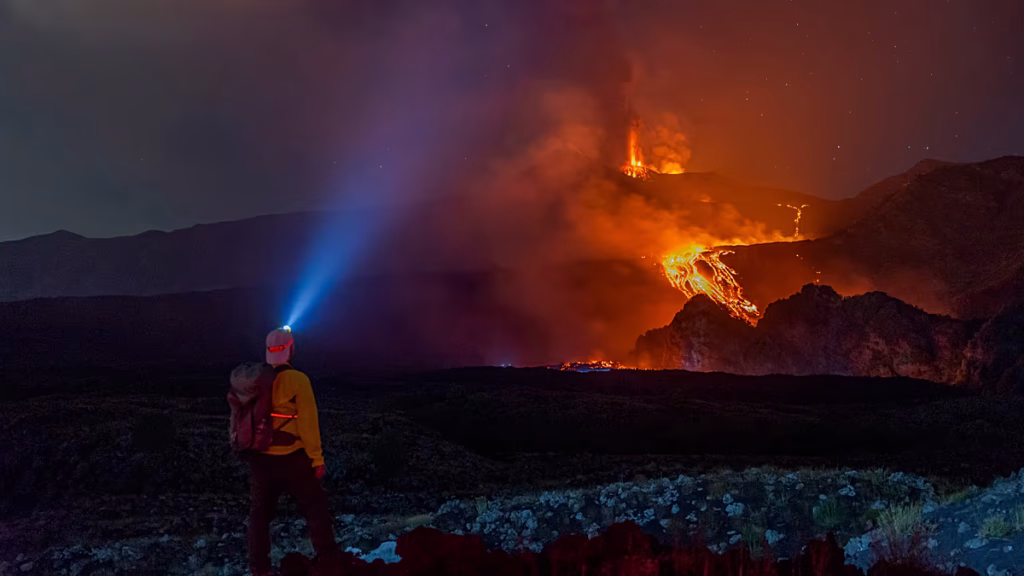 Las cenizas del Etna obligan a cerrar el aeropuerto más transitado de Sicilia por quinto día consecutivo