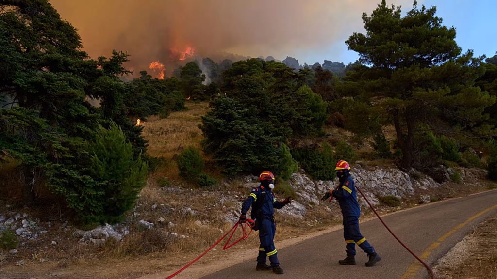 Los Bomberos combaten un gran incendio en Grecia avivado por fuertes vientos