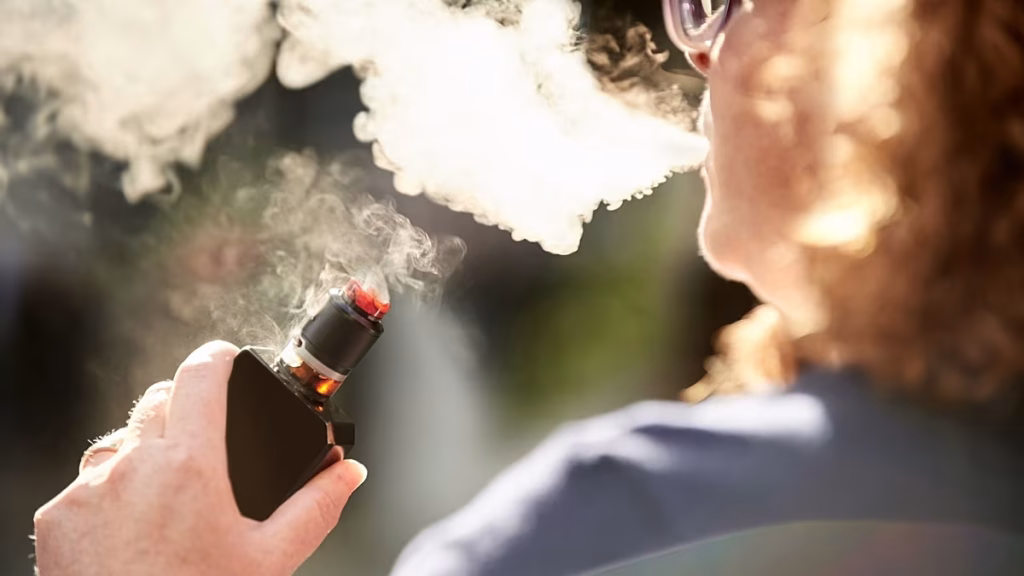 Los cigarrillos electrónicos con nicotina son más eficaces para dejar de fumar, según estudio