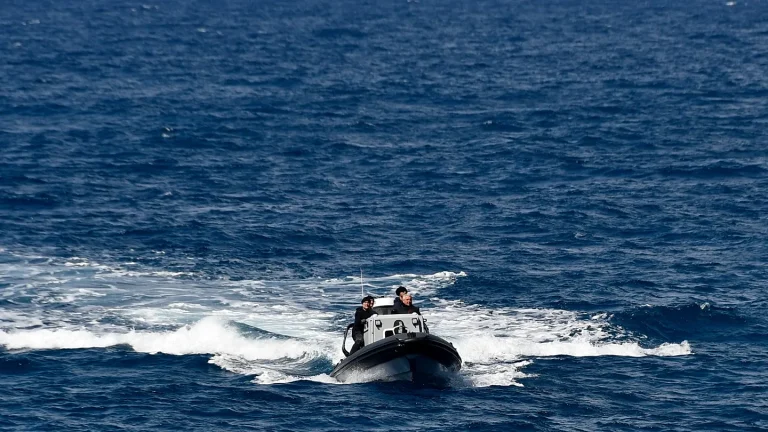 Los flujos migratorios hacia Grecia caen un 34% en 2026, según el ministro de Marina