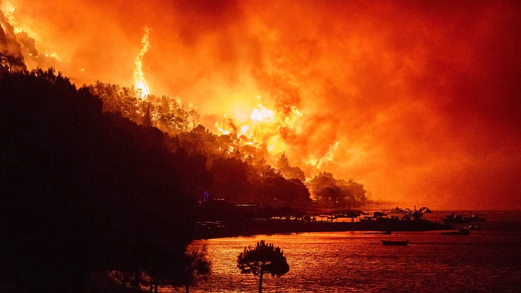 Los incendios forestales siguen devastando Europa, miles de personas abandonan sus hogares