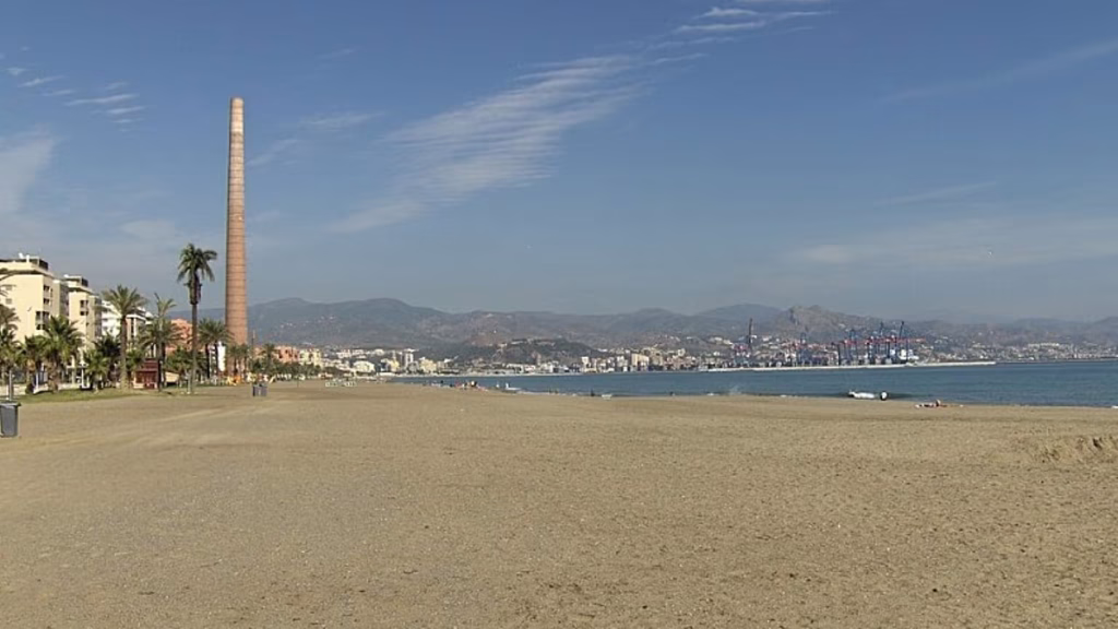 Málaga cierra al baño 6 playas tras detectarse la bacteria E. coli