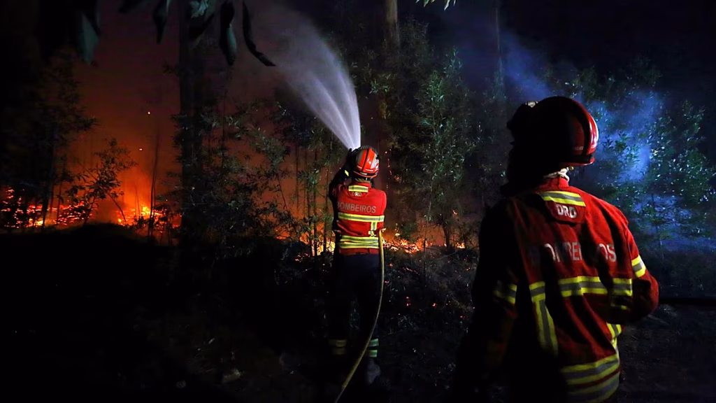 Más de 2.000 efectivos combaten los incendios que siguen activos en Portugal