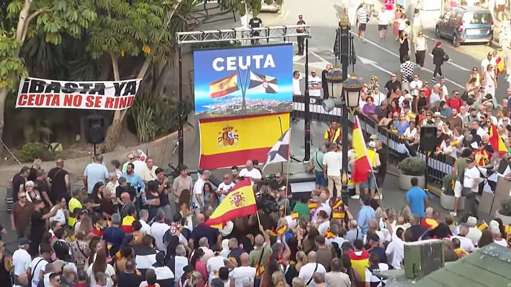 Miles de ceutíes reivindican la “españolidad” de la Ciudad Autónoma en una nueva manifestación