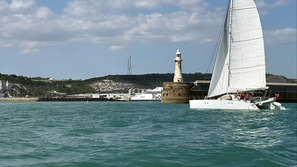 Olvide el ferry y embarque en un velero rápido de Inglaterra a Francia este septiembre