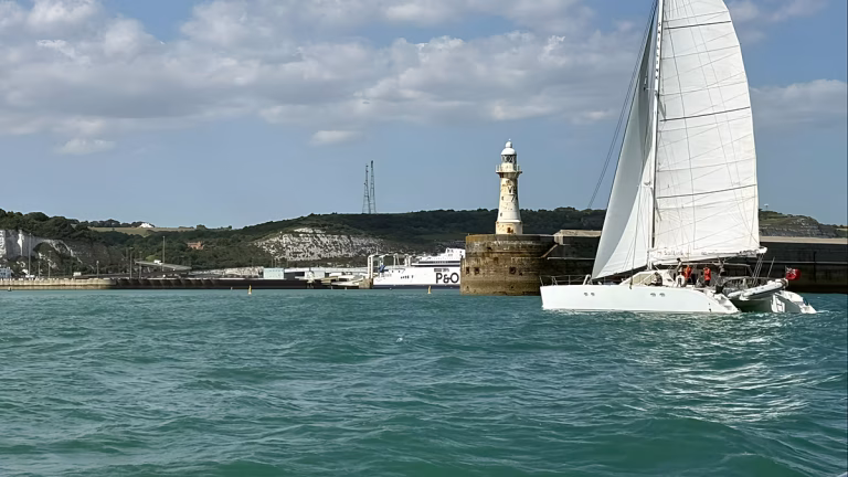 Olvide el ferry y embarque en un velero rápido de Inglaterra a Francia este septiembre