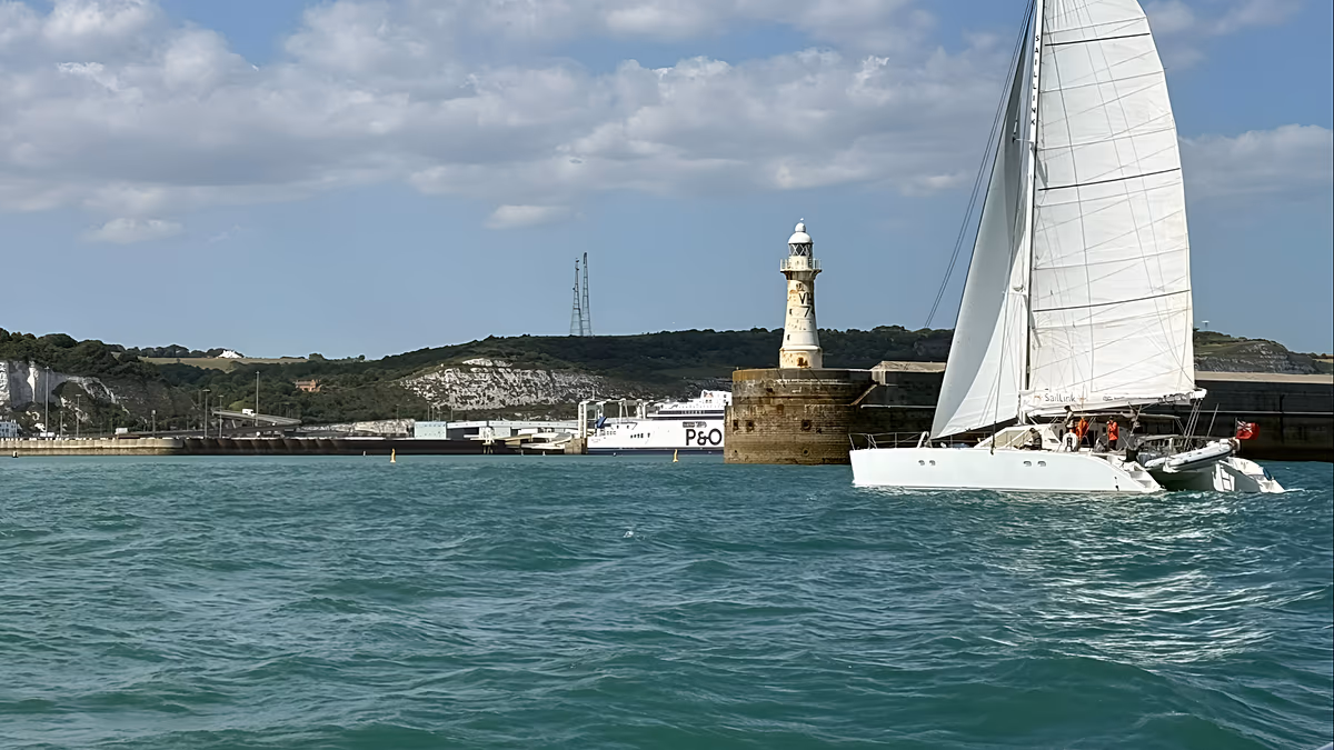 Olvide el ferry y embarque en un velero rápido de Inglaterra a Francia este septiembre