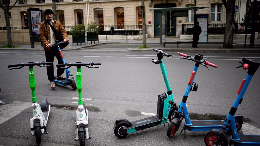 París endurece las normas para los usuarios de patinetes eléctricos y otros vehículos de movilidad personal
