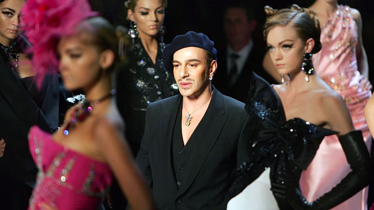 Perdonar u olvidar, la polémica decisión del Met Gala de honrar a John Galliano