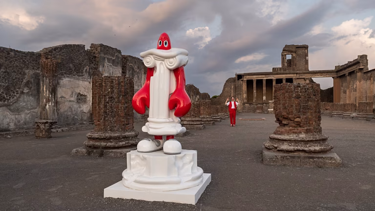 Pompeya recibe langostas gigantes, la mayor instalación pop de Philip Colbert