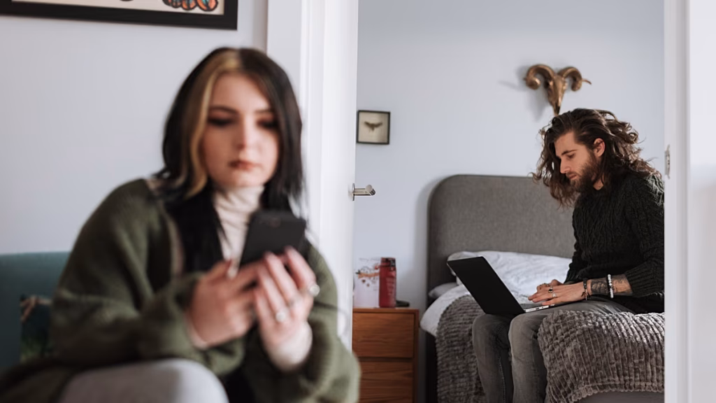 ¿Qué es el phubbing, el hábito tecnológico que daña las relaciones?