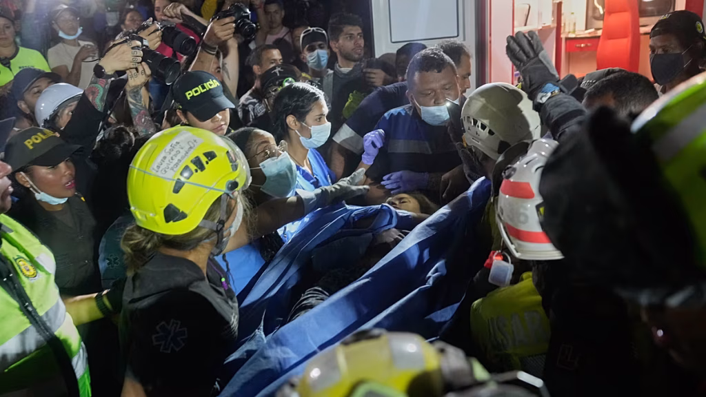 Rescatistas del sismo en Colombia salvan a una mujer tras 36 horas entre los escombros