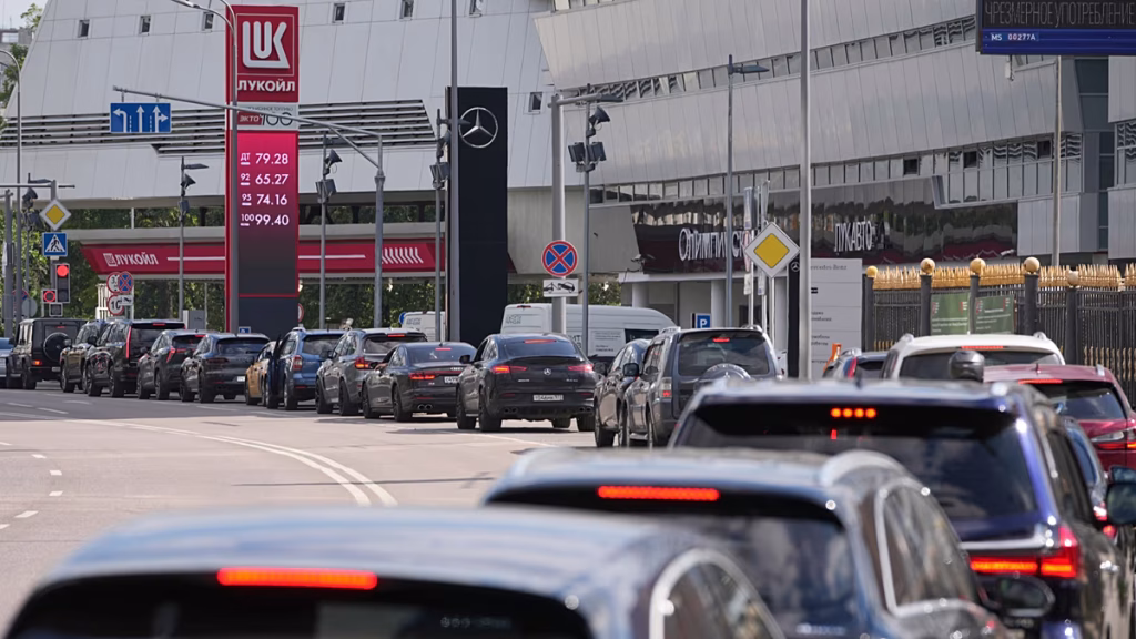 Rusia admite nuevas carencias de gasolina mientras continúan los ataques lejanos de Ucrania
