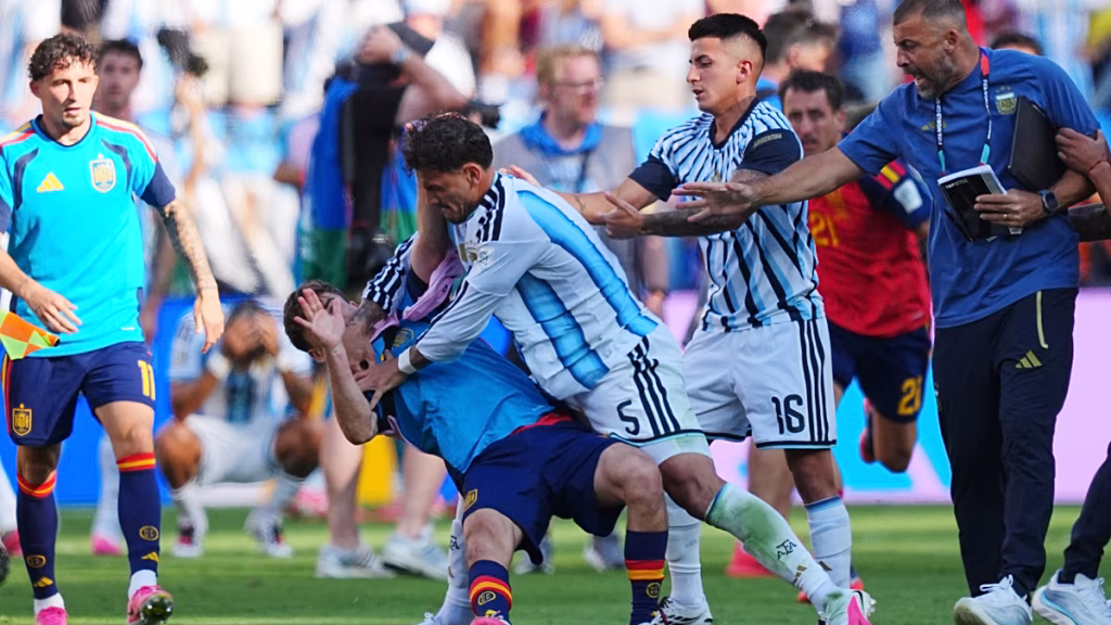 Sanción histórica de la FIFA a Paredes por los altercados tras la final entre España y Argentina