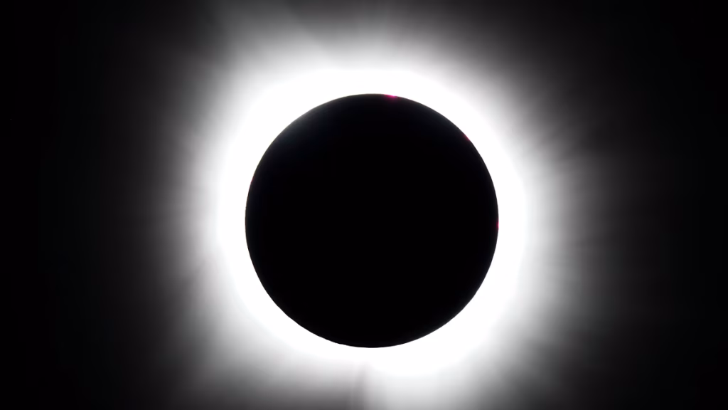 Siga el eclipse total solar que cruzará gran parte de España en directo