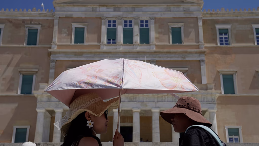 Sombreros, crema solar y hasta paraguas: así se protegen los turistas del calor extremo en Grecia