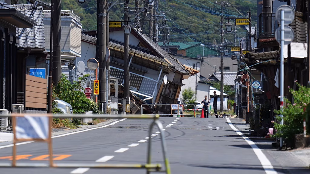 Terremoto en Japón: Takaichi visita el sur donde limpian los escombros en medio del calor extremo