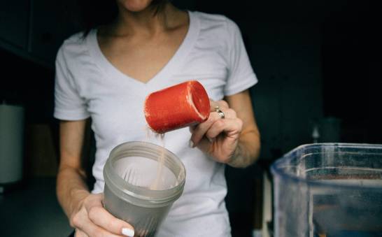 Tomar más proteína no siempre es sano: la revisión que cuestiona la última fiebre nutricional