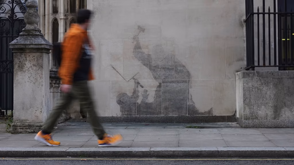 Tres obras de Banksy cuestan casi 150.000£ a los contribuyentes británicos por retirarlas