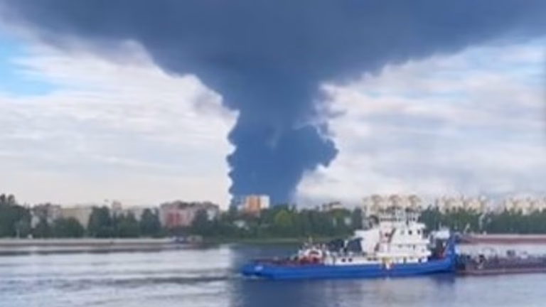 Ucrania ataca refinerías en Rusia mientras Moscú golpea una estación de tren y un barco
