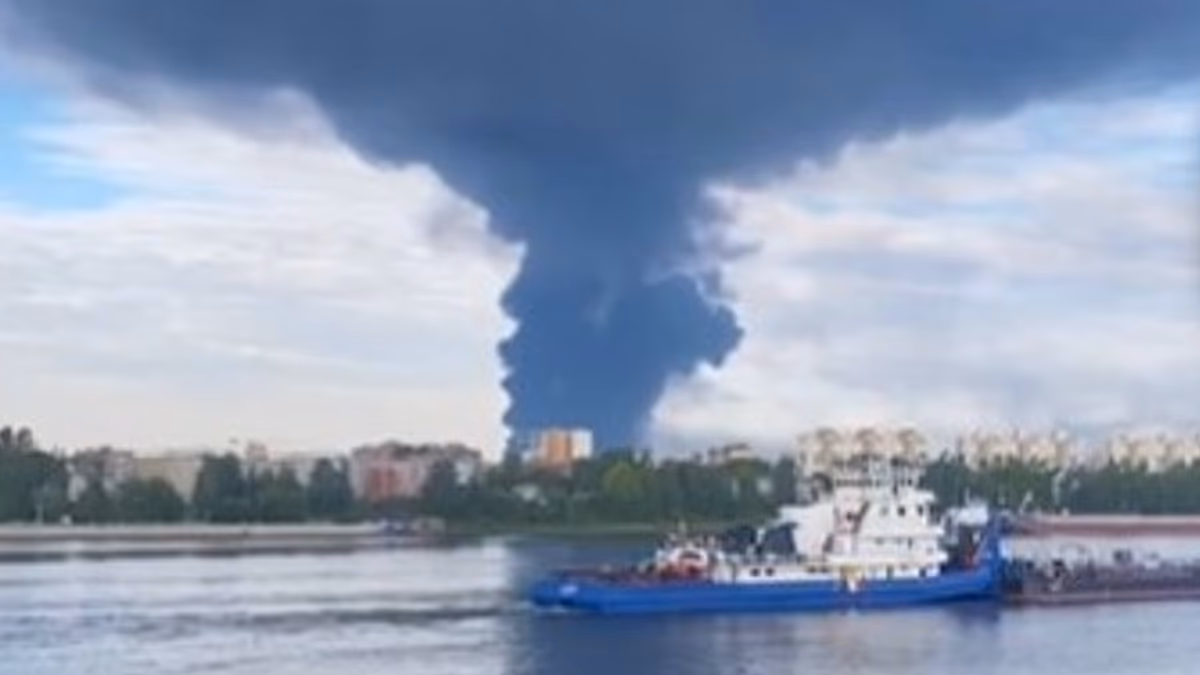 Ucrania ataca refinerías en Rusia mientras Moscú golpea una estación de tren y un barco
