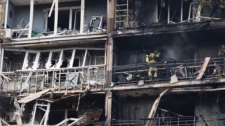Un ataque ruso con bombas planeadoras sobre Zaporiyia deja 1 muerto y decenas de heridos