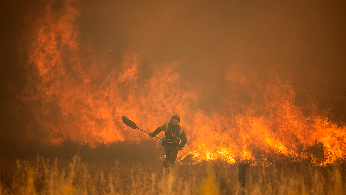 Un incendio en una planta de residuos activa una alerta por nube tóxica en 4 municipios de Zamora