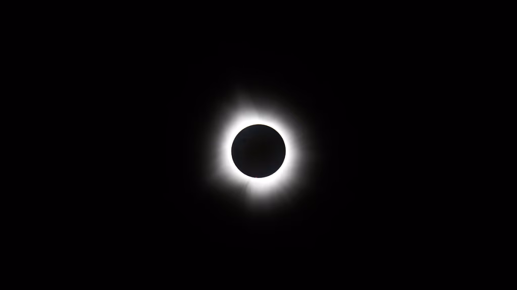 Un minuto y medio único en el siglo XXI: España se prepara para el histórico trío de eclipses
