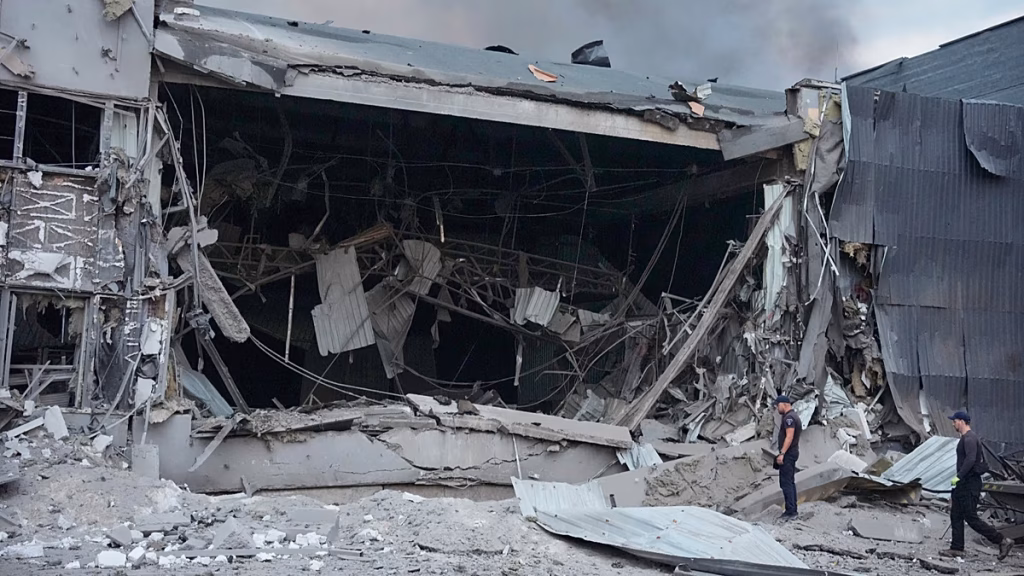 Un nuevo bombardeo ruso mata al menos a 15 personas en el área metropolitana de Kiev