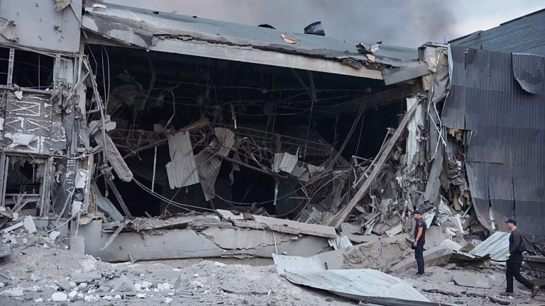 Un nuevo bombardeo ruso mata al menos a 15 personas en el área metropolitana de Kiev