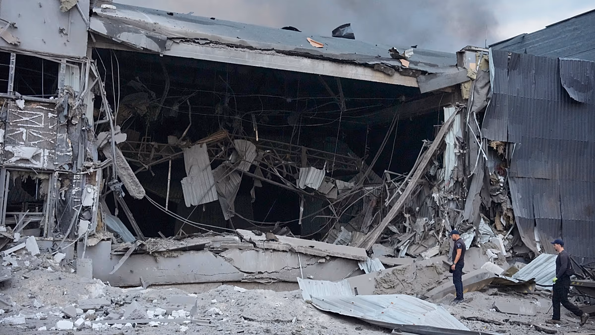Un nuevo bombardeo ruso mata al menos a 15 personas en el área metropolitana de Kiev