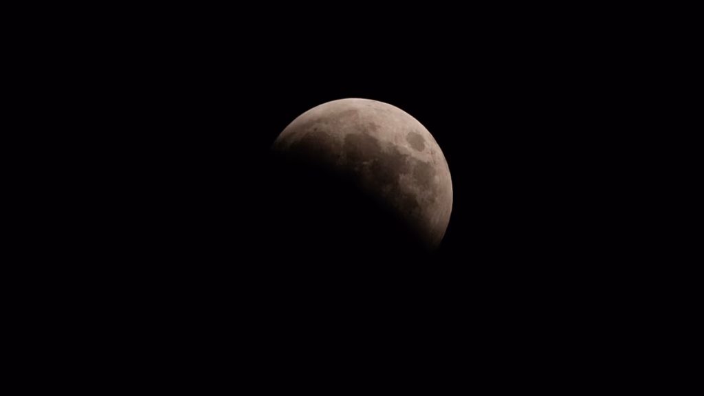 Un nuevo eclipse llega a España el 28 de agosto: dónde y cómo ver la Luna casi cubierta