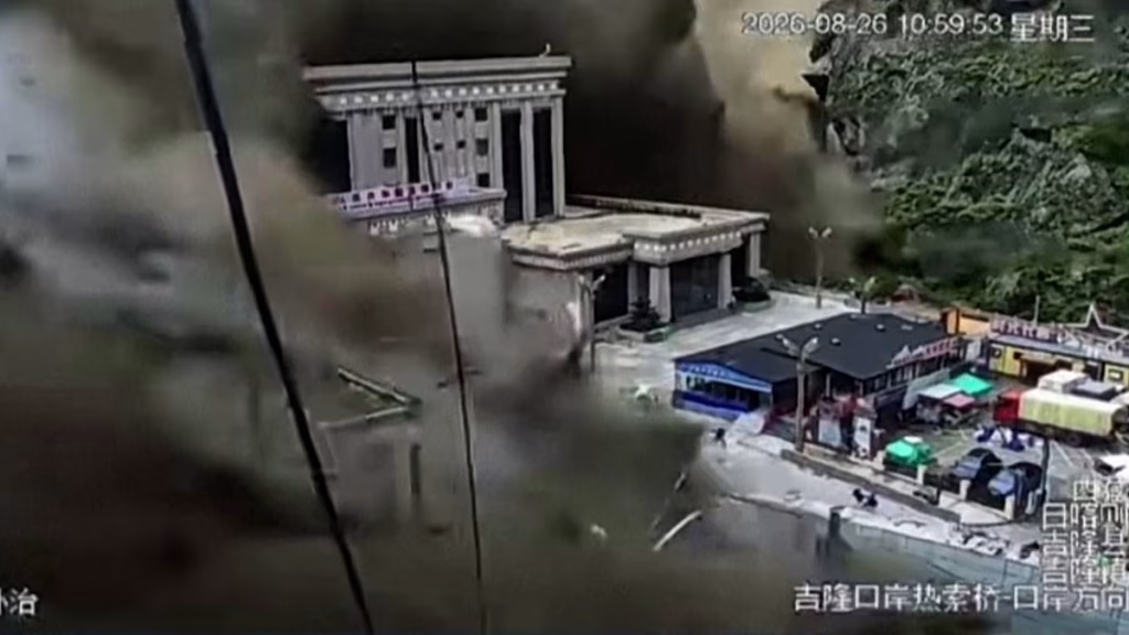 Un vídeo muestra un alud de barro avanzando por el puerto de Gyirong (China)