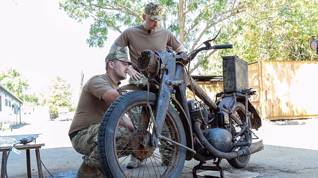 Una moto alemana emerge del Danubio 81 años después y revela secretos de la batalla de Budapest