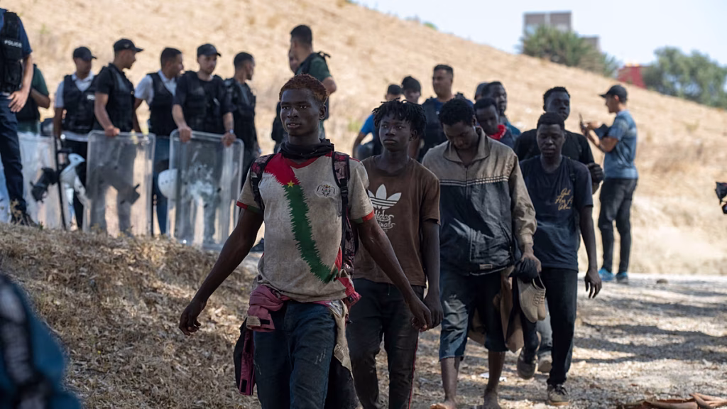 VÍDEO: Ceuta se desborda mientras los inmigrantes organizan campeonatos de lucha