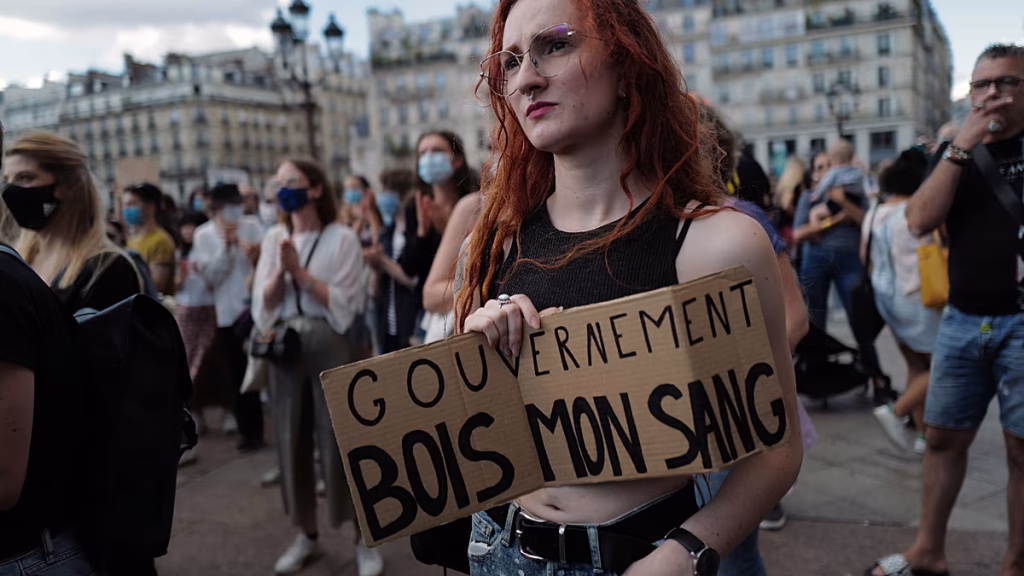 Activistas por los derechos de las mujeres se concentran en París contra ley de violencia sexual