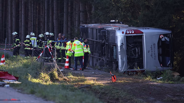 Al menos 2 muertos y 19 heridos tras volcar en Alemania un autobús de turistas que iba al Oktoberfest