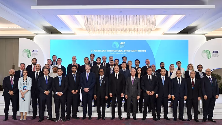 Azerbaiyán cierra acuerdos multimillonarios con gigantes de la inversión