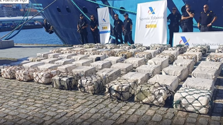 Caen 5 narcos, 4 latinoamericanos, con 2 toneladas de cocaína en un narcovelero a 400 millas de Galicia