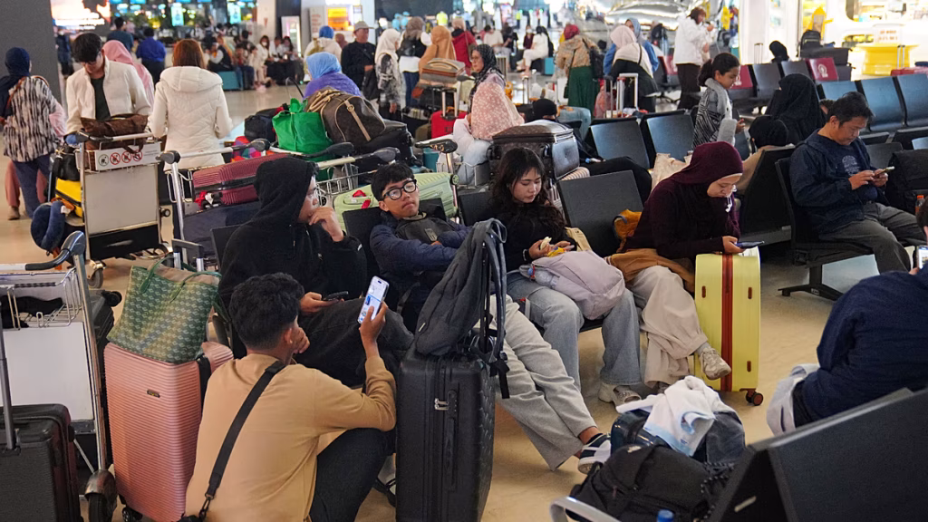 Caos en los aeropuertos de Indonesia tras erupción del Anak Krakatau