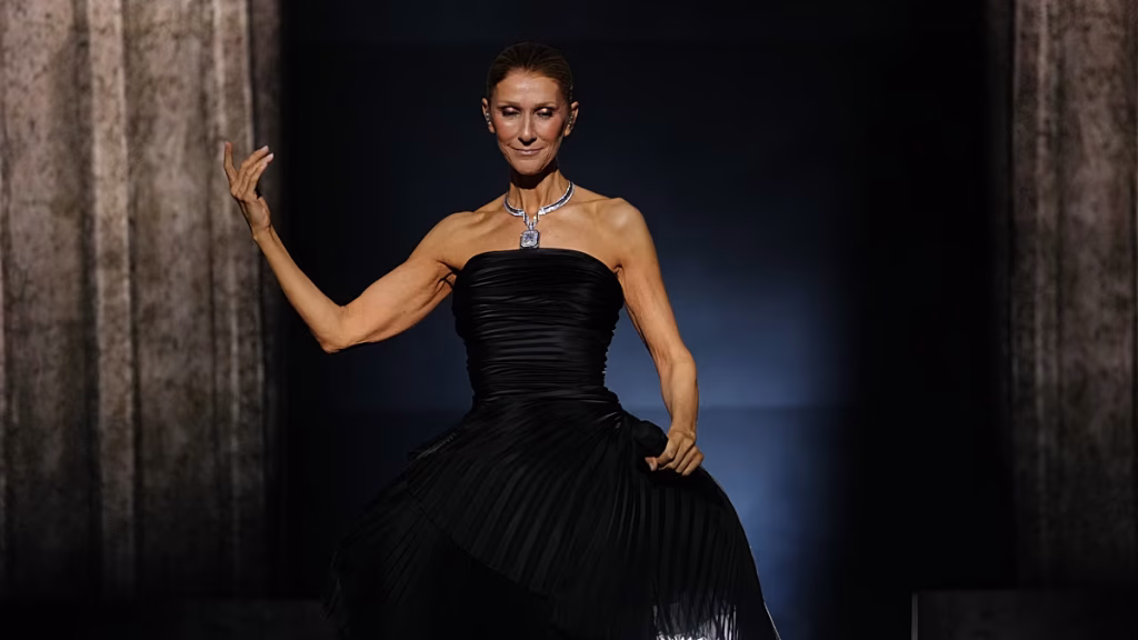 Céline Dion vuelve al escenario con un emotivo regreso en París