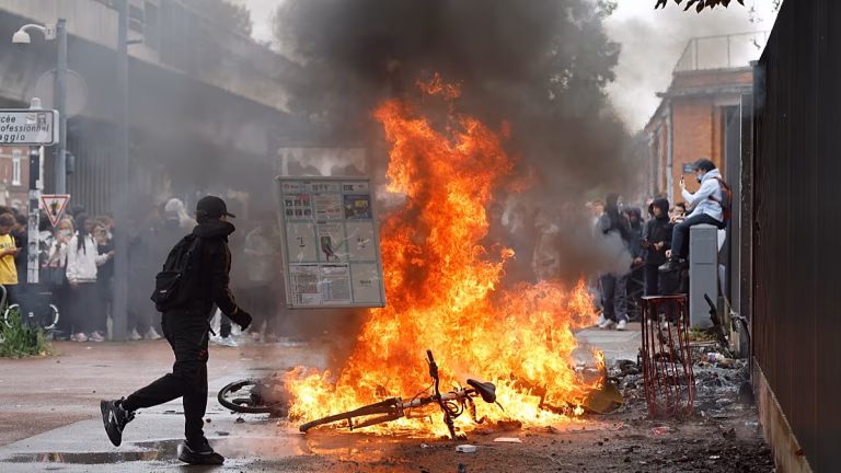 Choques con la Policía en Francia tras el bloqueo de institutos por protestas y falta de medios