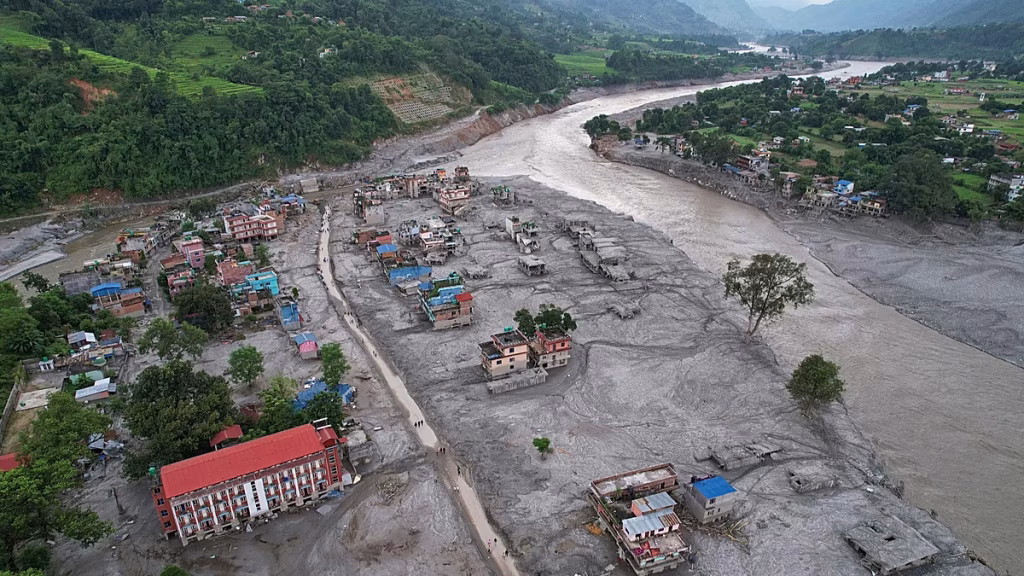 Científicos señalan al cambio climático como factor clave en la mortal riada en Nepal