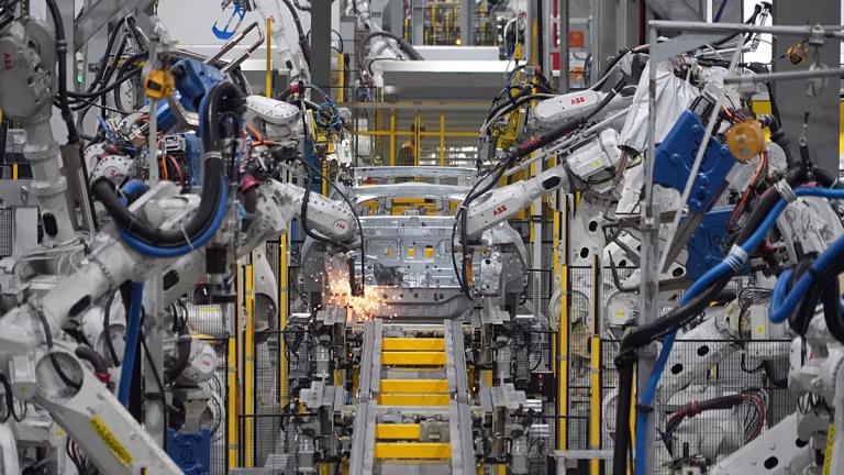 Cinco millones de robots trabajan ya en fábricas mientras la fiebre por los humanoides se enfría