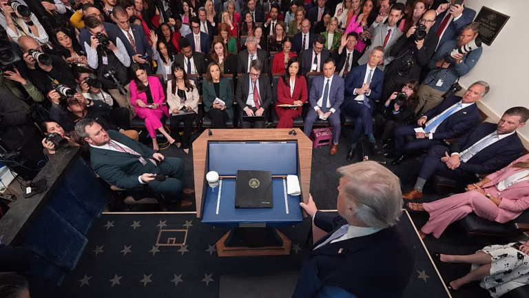 ‘CNN’, ‘MS NOW’ y ‘Politico’ demandan a la Administración Trump por bloquear su acceso a la Casa Blanca