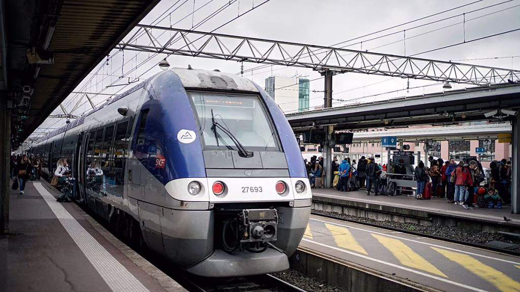 Descarrila un tren de pasajeros en el norte de Francia: 44 heridos, 1 grave