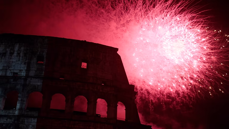 El Coliseo de Roma se ilumina de rosa en campaña contra el cáncer de mama